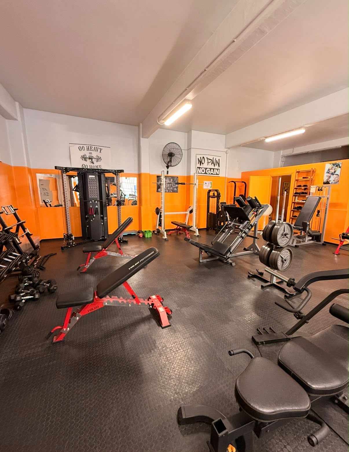 La sala attrezzi dello Studio Personal Fitness con panche, multipower e leg press
